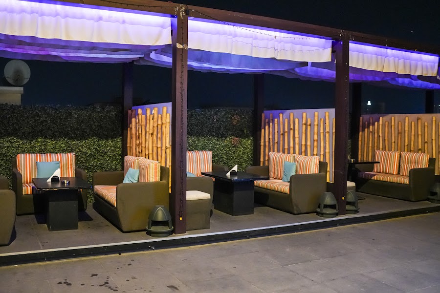 Level R Lounge — photo 5